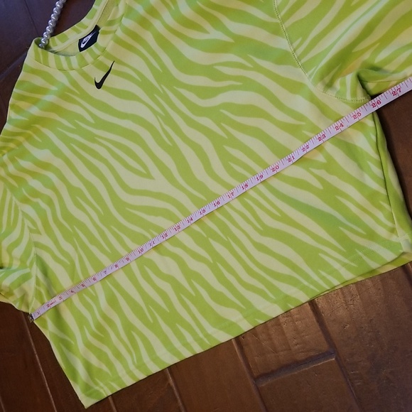 Nike Icon Clash Animal Print  Crewneck Longsleeve Yellow Lime Green Sweatshirt - Picture 6 of 10